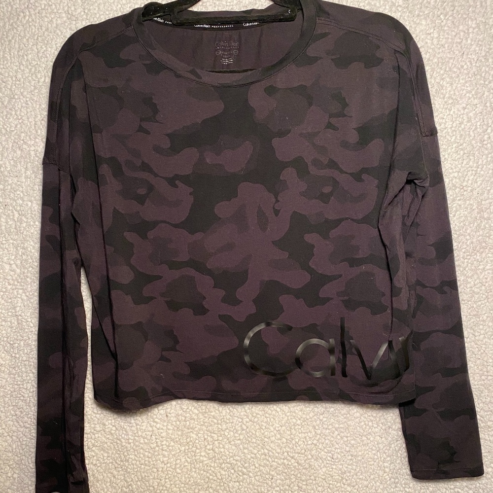 CALVIN KLEIN Cropped Long Sleeve Camo Top